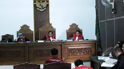 Suasana sidang lanjutan kasus Trio Macan 2000 di Pengadilan Negeri Jakarta Selatan, Senin (11/5/2015).  Tampak hakim sedang meminta keterangan pada para saksi. (Liputan6.com/Helmi Afandi)