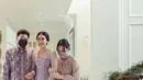 Alika Islamadina tampil elegan padukan kebaya payet lilac dan rok lilit batik serta tatanan rambut konde bawah. (Instagram/alikaislamadina).