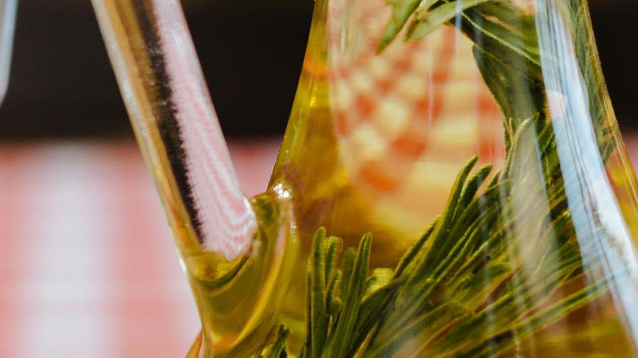 Ilustrasi Rosemary Oil