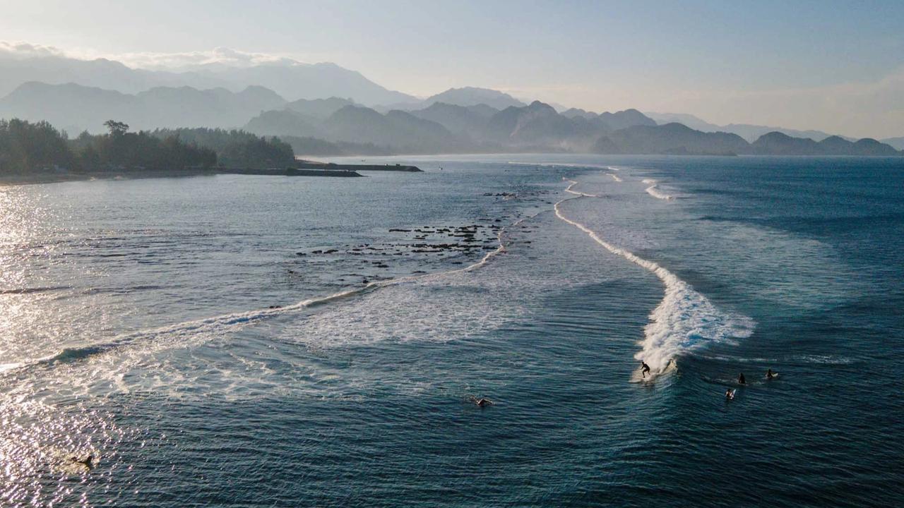 FOTO: Pesona Ombak Pantai Lhoknga Menarik Peselancar Dunia