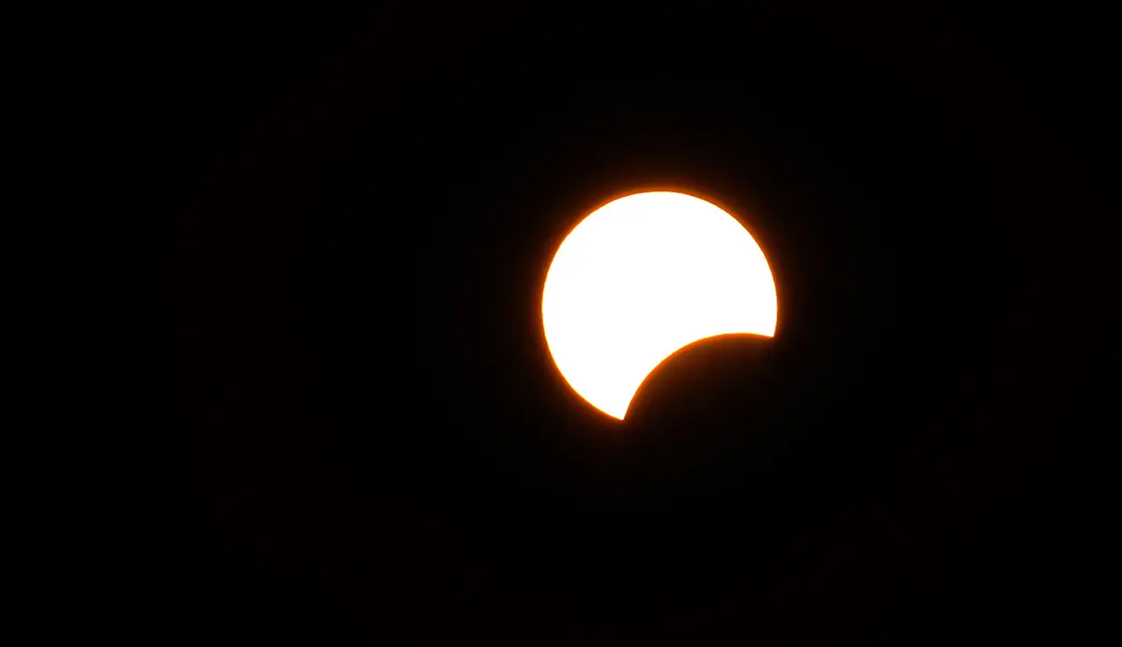 Bulan melintas di depan matahari saat terjadi fenomena matahari parsial di Naypyidaw, Myanmar, Rabu (9/3/2016). Selain Indonesia, fenomena  gerhana matahari juga melintasi beberapa negara meski tak sepenuhnya total. (YE AUNG THU/AFP)