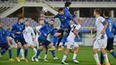 Bek Italia, Giovanni Di Lorenzo, berusaha menyundul bola saat menghadapi Estonia pada laga uji coba di Stadion Artemino Franchi, Kamis (12/11/2020) dini hari WIB. Italia menang 4-0 atas Estonia. (AFP/Alberto Pizzoli)