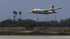 Griffon Aerospace Outlaw G2 diterbangkan pada uji coba demonstrasi 'Black Dart' di Naval Base Ventura County Sea Range, California, Jumat (31/7/2015). Demonstrasi tersebut untuk menguji coba 55 pesawat tanpa awak atau drone. (REUTERS/Patrick T. Fallon)