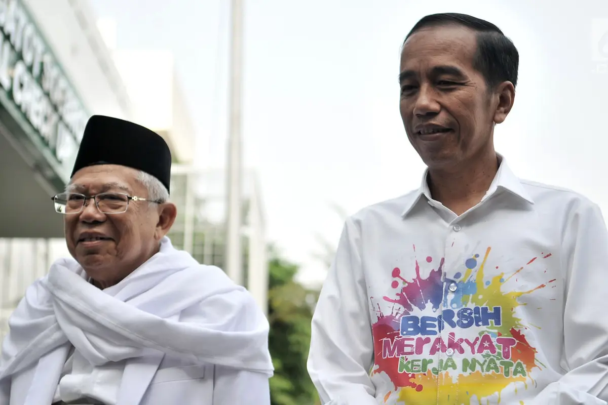 Lihat Kemeja Motif Unik Jokowi Saat Cek Kesehatan di RSPAD