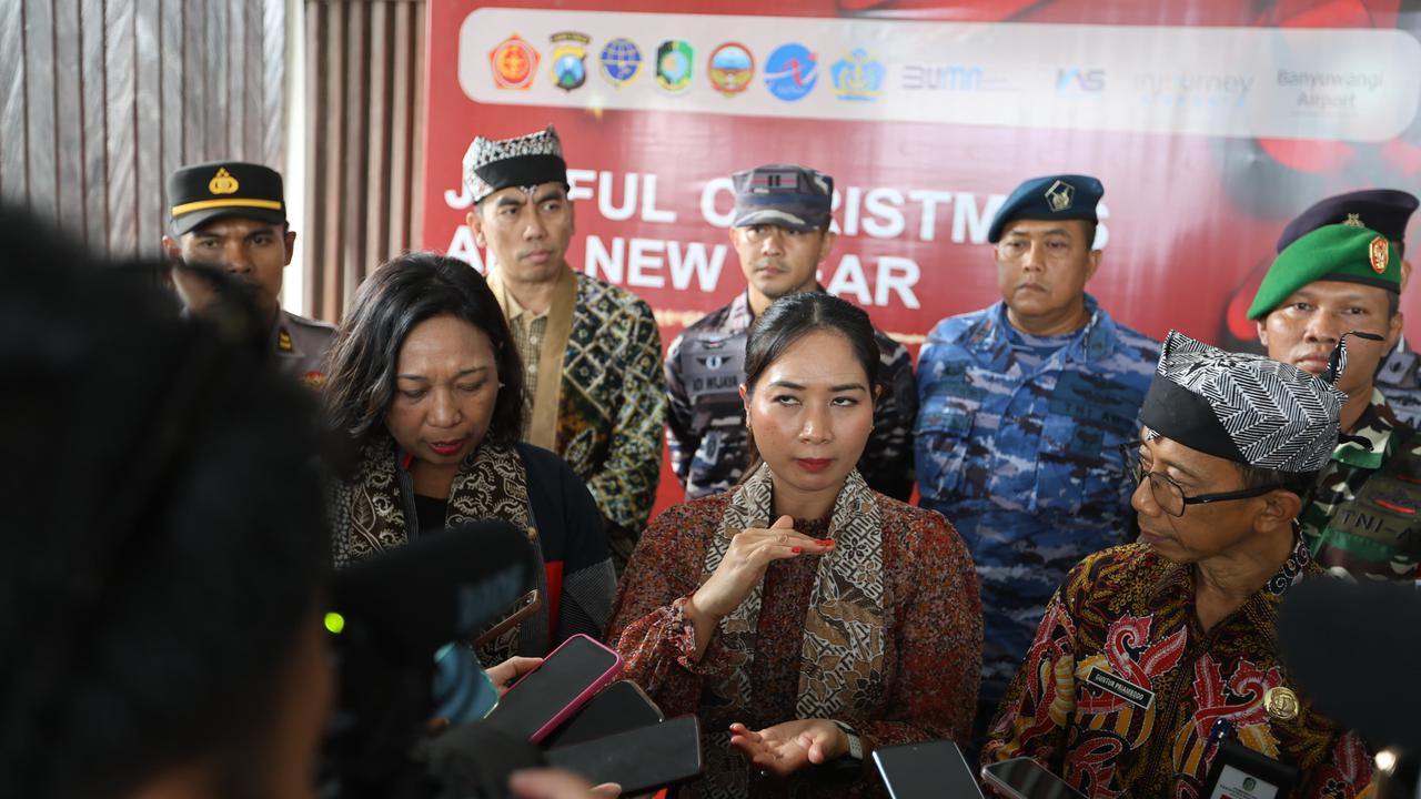 Wakil Menteri Pariwisata RI, Ni Luh Enik Ermawati memberikan keterangan pers di Bandara Banyuwangi (Istimewa)