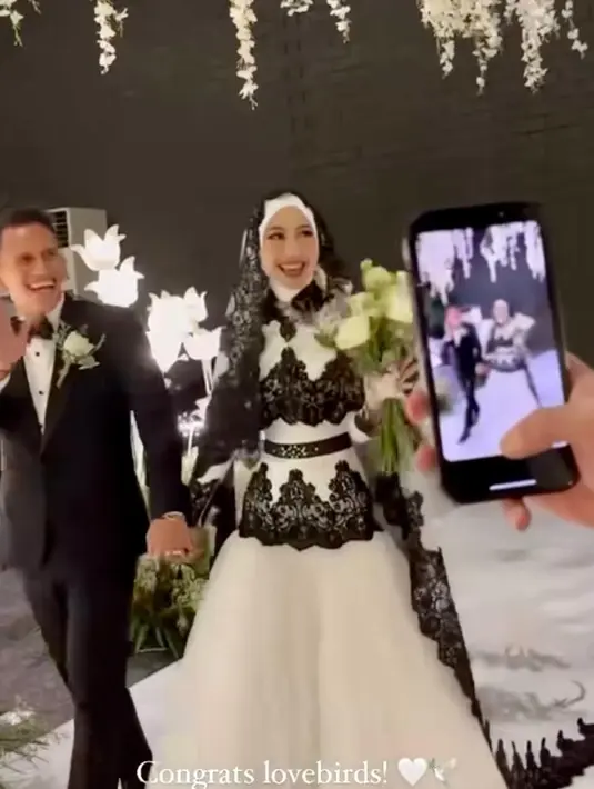 Meski bukan warna putih, nggak sedikit netizen yang memuji gaun pengantin monokrom Adiba membuatnya makin terlihat elegan dan mewah. Bagaimana menurutmu, Sahabat Fimela? [@ivangunawan/@ikawatifitria]