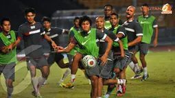 Tim Indonesia XI berlatih dalam dua tim di Stadion Utama Gelora Bung Karno Jakarta pada Jumat 19 Juli 2013 (Liputan6.com/Helmi Fithriansyah)