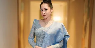 Nagita Slavina tampil anggun dalam kebaya brokat rancangan Didiet Maulana. Kebaya sentuhan klasik yang terlihat pada bahu puffy tersebut dipadukan dengan kain songket dan bawahan yang senada, menambah kesan elegan pada penampilannya. [@didietmaulana].