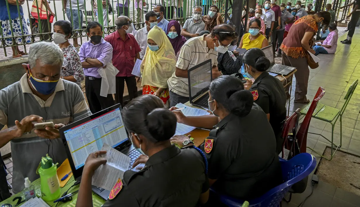 Warga Sri Lanka mendaftarkan diri untuk menerima dosis vaksin COVID-19 Pfizer-BioNTech di Kolombo, Rabu (7/7/2021). Otoritas kesehatan Sri Lanka terpaksa menggunakan Pfizer sebagai dosis kedua karena kelangkaan pasokan vaksin COVID-19 AstraZeneca (Ishara S. KODIKARA/AFP)