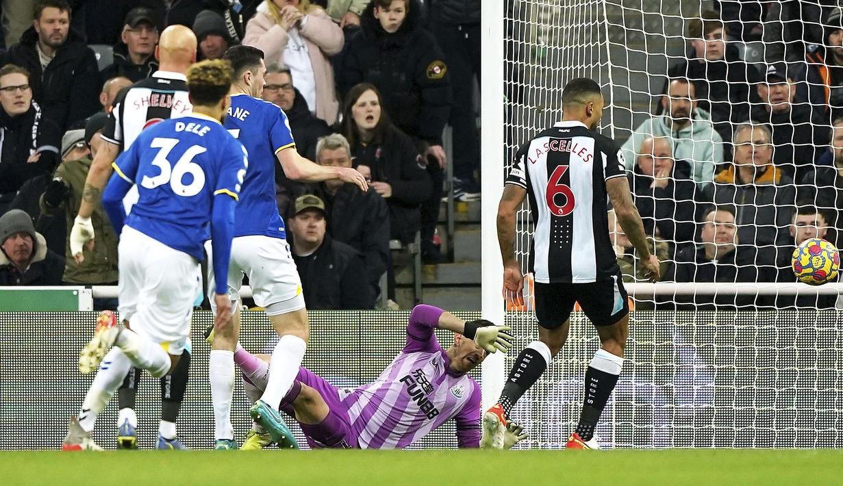 Kekalahan Everton begitu menyesakkan karena satu-satunya gol yang diciptakan merupakan gol bunuh diri bek Newcastle, Jamaal Lascalles. (AP via PA/Owen Humphreys)