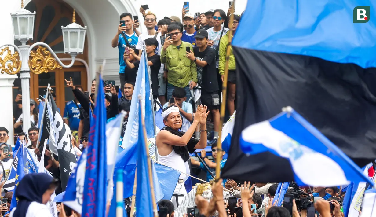 Selain itu Dedi juga meminta dana dari para pejabat di lingkungan Pemprov Jabar untuk patungan sebanyak Rp.1 miliar untuk bonus Maung Bandung sehingga bonusnya menjadi Rp2 miliar. (Bola.com/M Iqbal Ichsan)