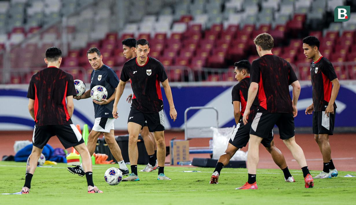 Jay Idzes (tengah) dan para pemain Timnas Indonesia melakukan rondo dalam latihan resmi menjelang laga putaran ketiga Grup C Kualifikasi Piala Dunia 2026 di Stadion Utama Gelora Bung Karno (SUGBK), Senayan, Jakarta, Senin (24/03/2025). (Bola.com/Bagaskara Lazuardi)