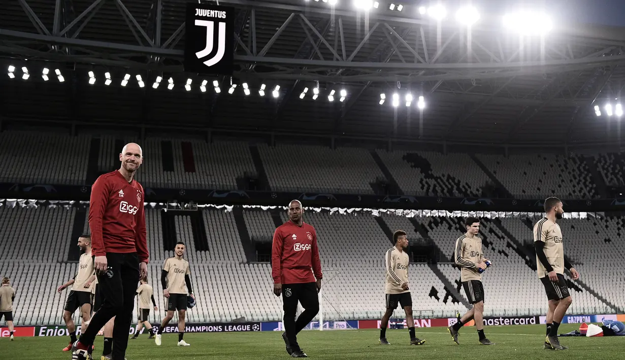 Para pemain Ajax Amsterdam menghadiri sesi latihan tim di Allianz Stadium, Turin Italia (15/4). Juventus akan bertanding melawan wakil Belanda, Ajax Amsterdam pada leg kedua babak perempatfinal Liga Champions di Allianz Stadium. (AFP Photo/Marco Bertorello)