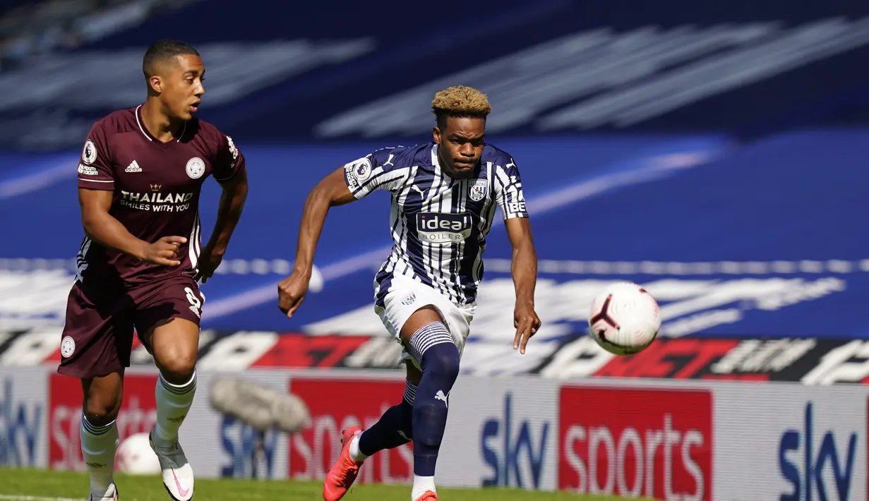 Pemain West Bromwich Albion, Grady Diangana membawa bola dari kawalan pemain Leicester City, Youri Tielemans pada pertandingan Liga Inggris di Hawthorns di West Bromwich, Inggris, Minggu, (13/9/2020). Leicester menang telak 3-0 atas West Bromwich Albion. (Tim Keeton/Pool via AP)