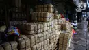 Besek  bambu di jual di Pasar Jatinegara, Jakarta, Kamis (1/7/2021). Menurut pedagang, penjualan besek untuk daging kurban jelang Idul Adha 2021 diharapkan mengalami peningkatan, mengingat kebijakan Pemprov DKI melarang penggunaan kantong plastik sekali pakai. (Liputan6.com/Faizal Fanani)
