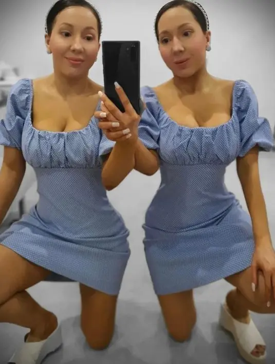 Meski dianggap aneh, keduanya menyebut diri mereka sebagai soulmate dan pengen disebut sebagai satu orang. @annalucydecinque.