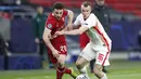Penyerang Liverpool, Diogo Jota (kiri) berusaha melewati bek RB Leipzig, Lukas Klostermann pada pertandingan leg kedua babak 16 besar Liga Champions di stadion Puskas Arena, Budapest, Hongaria, Kamis (11/3/2021). Liverpool menang atas RB Leipzig 2-0. (AP Photo/Laszlo Balogh)