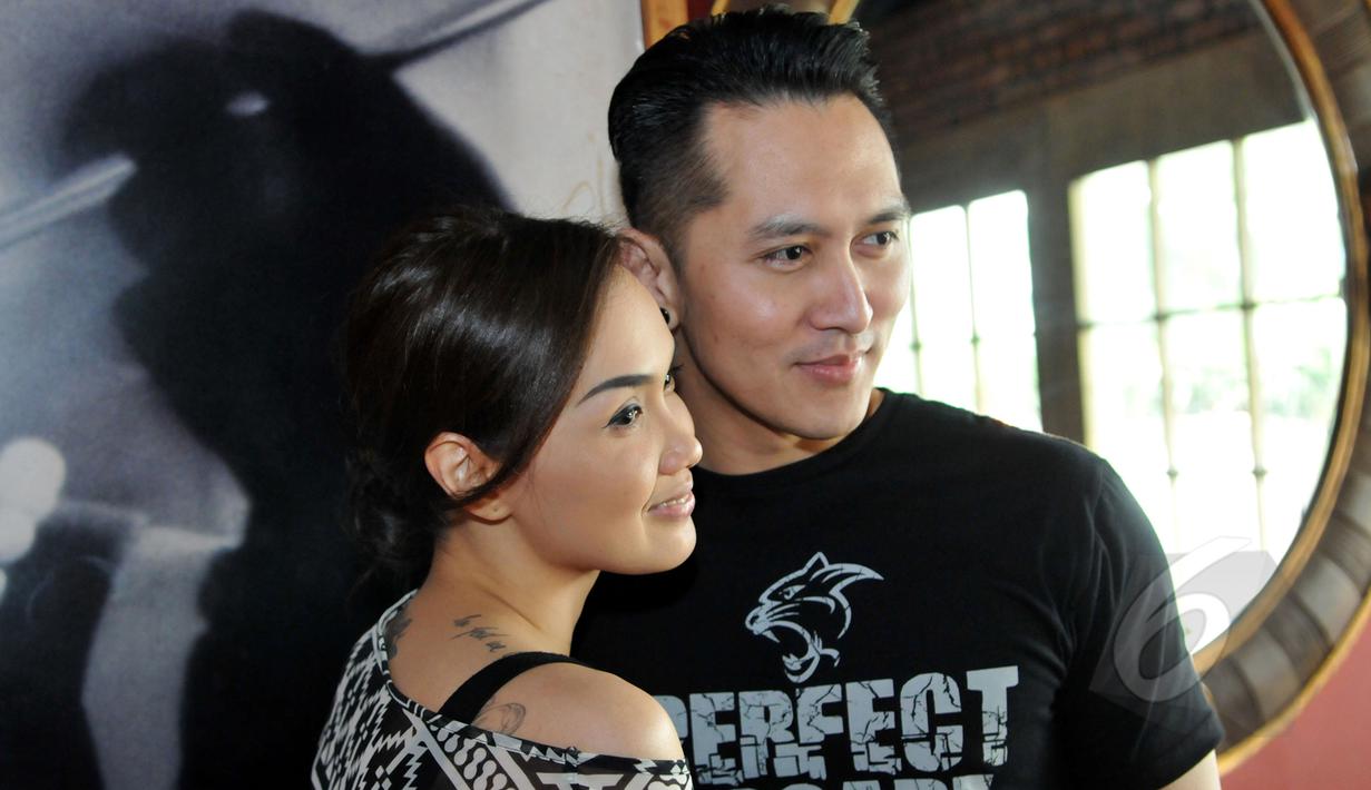 Demian bersama Sara Wijayanto saat ditemui di FX Sudirman (20/5/2015). Rencananya Demian akan dikubur hidup-hidup dengan semen selama dua hari. (Liputan6.com/Panji Diksana)