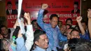 Relawan Jokowi dari sejumlah komunitas ketika menggendong Sutiyoso (tengah) pada acara deklarasi dukungan kepada Ketum PKPI tersebut sebagai calon Kepala Badan Intelijen Negara (BIN), di Jakarta, Kamis (25/6/2015). (Liputan6.com/Johan Tallo)