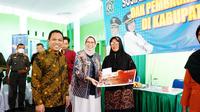 Bupati Lumajang Thoriqul Haq (kanan) bersama Wakil Bupati Lumajang (kiri) Indah Amperawati menghadiri penyerahan  penyaluran dana BLT DBHCHT tahap akhir di Kecamatan Kunir Lumajang (Istimewa)