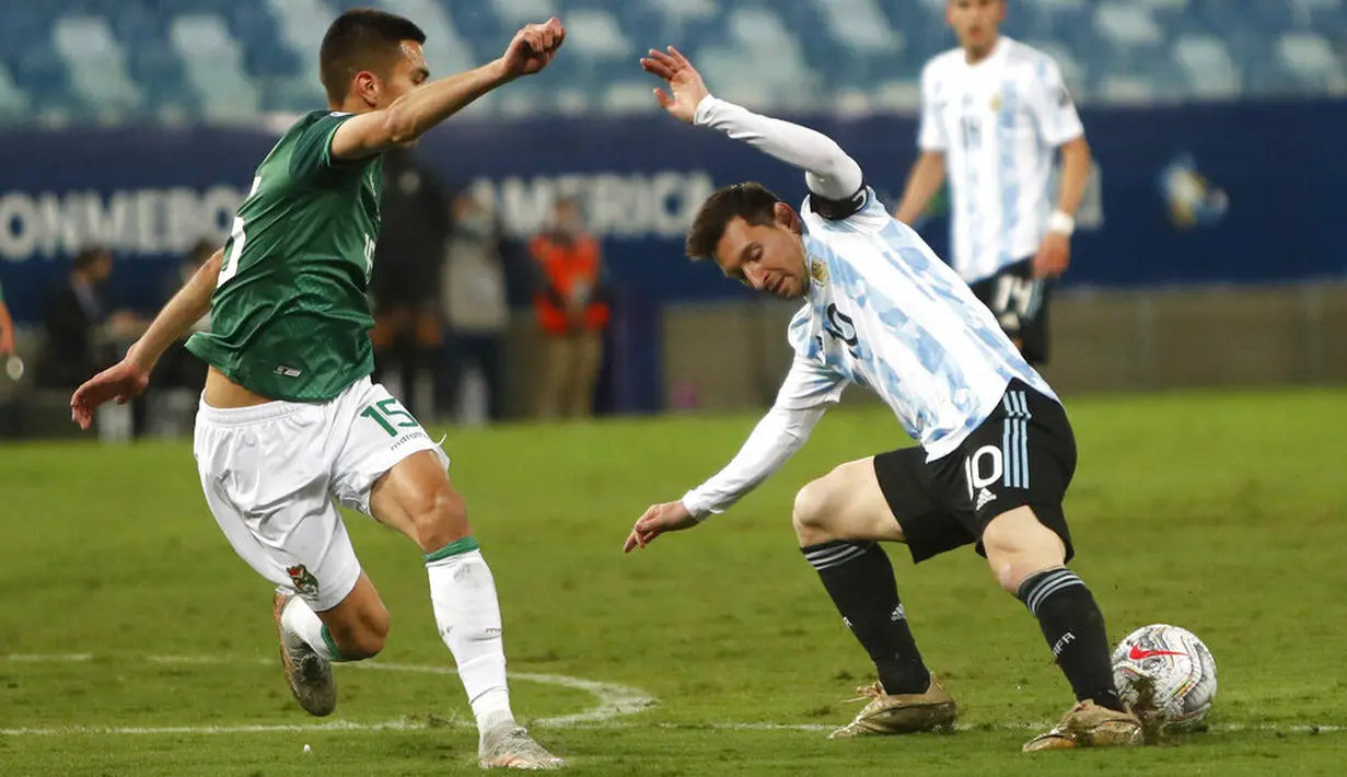 Lionel Messi tampil gemilang dengan memborong dua gol kemenangan Tim Tango. Dua gol Argentina lainnya dicetak oleh Alejandro Gomez dan Lautaro Martinez. Sementara itu, satu gol hiburan Bolivia dicetak oleh Erwin Saavedra. (AP/Bruna Prado)