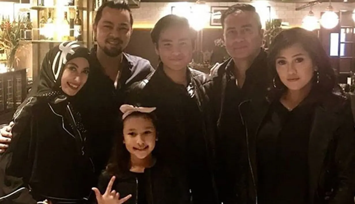 Beberapa foto dibagikan oleh keduanya di akun instagram masing-masing. Moment ulang tahun anak mantan pasangan Adjie Pangestu dan Annisa Trihapsari. (Instagram/adjiepangestu)