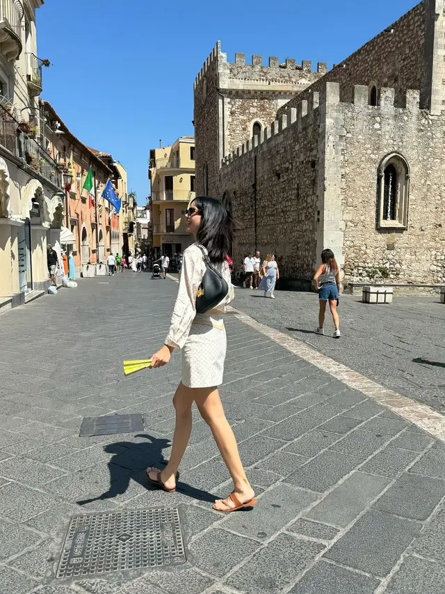 Bukan Cuma OOTD Mahal, Lisa BLACKPINK Hempas Panas di Italia dengan Kipas Tangan Rp72jutaan