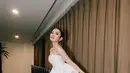 Mahalini Raharja beberapa Waktu lalu sempat menjadi perbincangan hangat saat ia manggung mengenakan gaun putih bak pengantin. [Foto: Instagram/styledbyfhe]