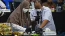 Petugas laboratorium menguji kadar kandungan narkotika sebelum dilakukan pemusnahan di Kantor BNN RI, Jakarta, Rabu (23/9/2026). (KLY/Budy Santoso)