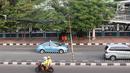 Tiang bambu menyangga instalasi kabel di kawasan Pasar Baru, Jakarta, Selasa (12/9). Selain membahayakan pengguna jalan, buruknya instalasi kabel tersebut juga merusak estetika kota. (Liputan6.com/Immanuel Antonius)