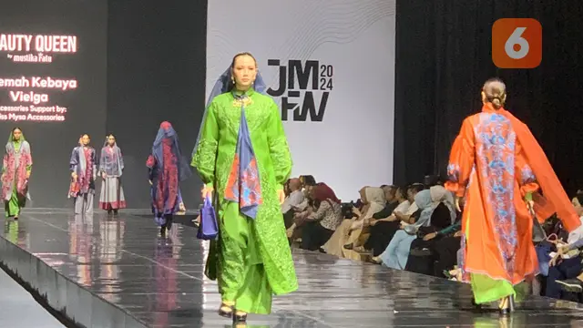 Kebaya dari jenama Roemah Kebaya Vielga tampil sebagai modest fesyen yang santun di Jakarta Modest Fashion Week (JMFW) 2024, berlangsung di ICE BSD pada kamis malam (19/10/2023)