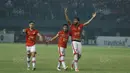 Bek Persija, William Pacheco, bersama rekan-rekannya merayakan kemenangan atas Bhayangkara FC pada laga Liga 1 di Stadion Patriot Bekasi, Jawa Barat, Sabtu (29/7/2017). Persija menang 1-0 atas Bhayangkara FC. (Bola.com/M Iqbal Ichsan)