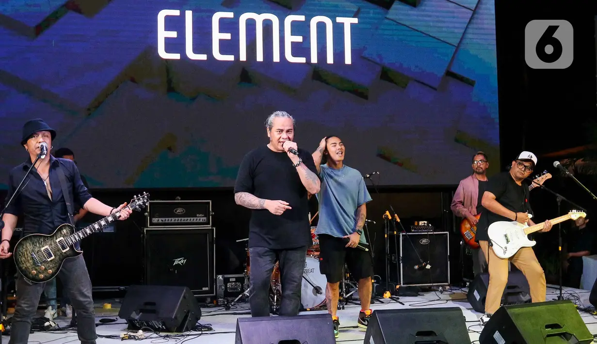 Grup musik Element menghibur para penggemarnya dalam festival musik All You Can Hear Gigs di Asthana, Kemang, Jakarta Selatan, Selasa (5/11/2024). (Liputan6.com/Herman Zakharia)