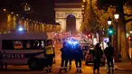 Polisi menutup jalan akses ke kawasan Champs Elysees di Paris setelah penembakan terhadap aparat kepolisian Prancis, Kamis (20/4). Seorang polisi tewas dan dua lainnya terluka dalam insiden penembakan tersebut. (AP Photo/Kamil Zihnioglu)