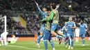 Pemain Real Betis, Antony merayakan golnya ke gawang Vitoria Guimaraes dalam laga leg 2 babak 16 besar Conference League yang berlangsung di D Afonso Henriques Stadium, Portugal, Jumat (14/03/2025) dini hari WIB. (AP Photo/Luis Vieira)