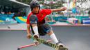 Skateboarder Indonesia, Jason Dennis Lijnzaat melakukan gerakan trik pada final taman putra Asian Games 2018 di arena roller sport Jakabaring, Palembang, Rabu (29/8). Jason meraih medali perak dengan mengumpulkan 68,33 poin. (AP/Vincent Thian)