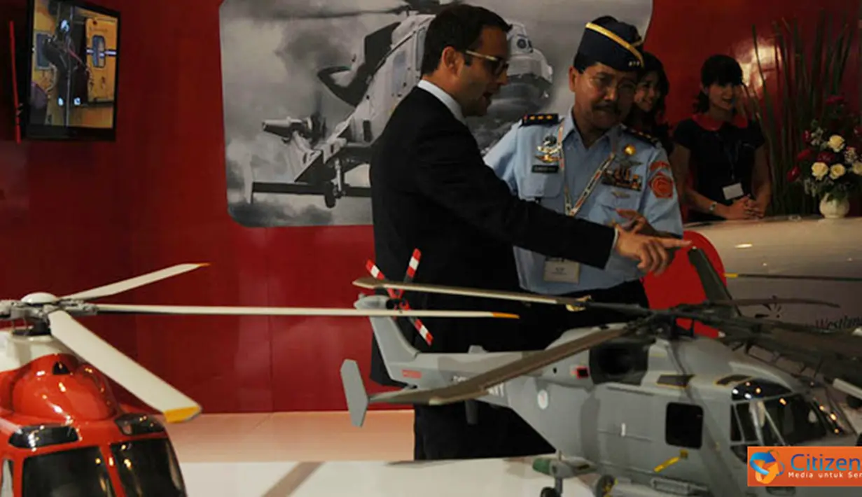Citizen6, Jakarta Pusat: Kasum TNI Marsekal Madya TNI Daryatmo mengunjungi stand Agusta Westland untuk melihat berbagai tipe helikopter di JIEX, Jakarta Pusat. (Pengirim: Badarudin bakri)