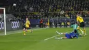 Tendangan pemain Chelsea, Joao Felix berhasil melewati kiper Borussia Dortmund, Gregor Kobel namun akhirnya hanya membentur mistar gawang dalam laga leg pertama babak 16 besar Liga Champions 2022/2023 di Signal Iduna Park, Dortmund, Kamis (16/2/2023) dini hari WIB. (AP Photo/Martin Meissner)