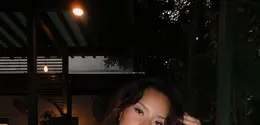 Kakak dari Aaliyah Massaid tersebut tampil dengan gaya riasan baddie makeup look yang sedang tren, memancarkan kesan bold, glamor, sekaligus penuh percaya diri. [@zahwamassaid].