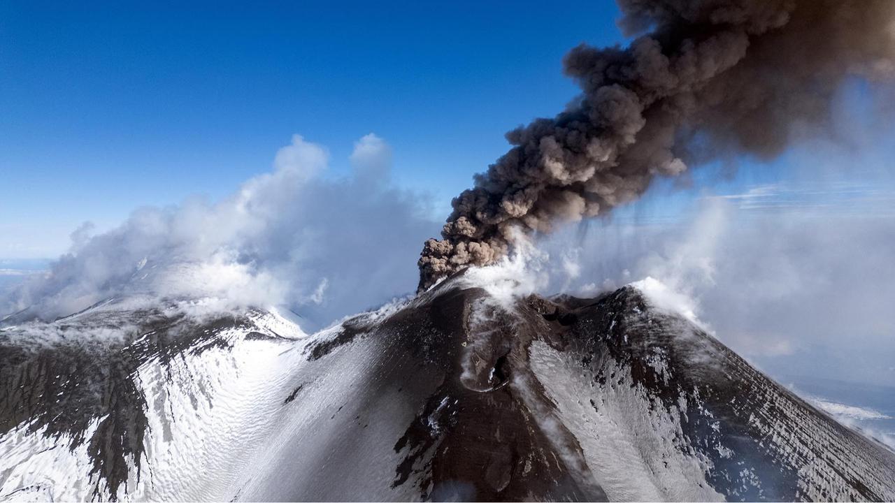 Erupsi Gunung Etna yang Memukau: Saat Salju Menyatu dengan Lava