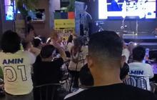 FOTO: Keakraban Relawan Anies dan Ganjar Nobar Debat Pilpres Pamungkas 2024