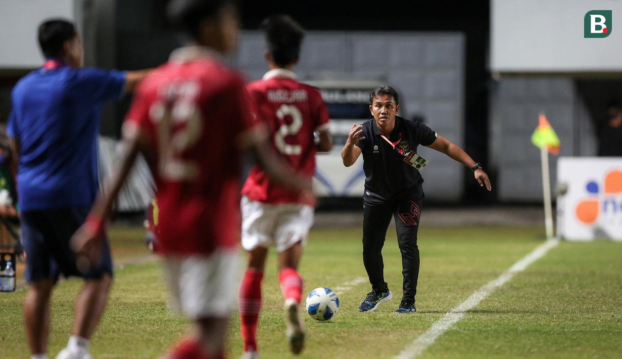 Pelatih kepala Timnas Indonesia U-16, Bima Sakti saat laga semifinal Piala AFF U-16 2022 antara Indonesia U-16 melawan Myanmar U-16 di Stadion Maguwoharjo, Sleman, Rabu (10/8/2022) malam WIB. (Bola.com/Bagaskara Lazuardi)