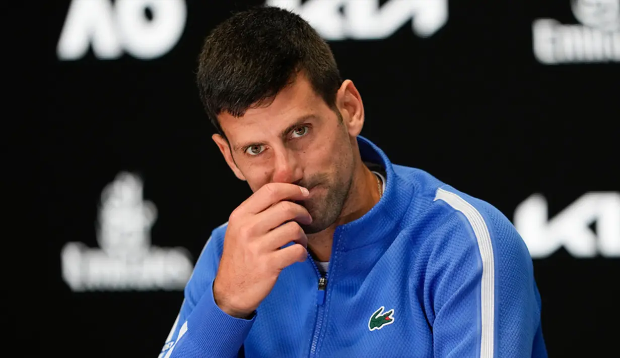 Sinner, unggulan keempat, mengalahkan Djokovic. Petenis unggulan teratas asal Serbia itu kalah setelah bersaing empat set dengan skor 1-6, 2-6, 7-6 (6), dan 6-3. (AP Photo/Louise Delmotte)