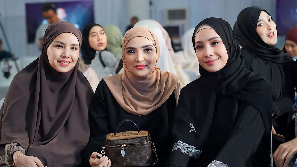 Anggun dan Meneduhkan, 6 Penampilan Ashanty dengan Hijab Dipuji Awet Muda