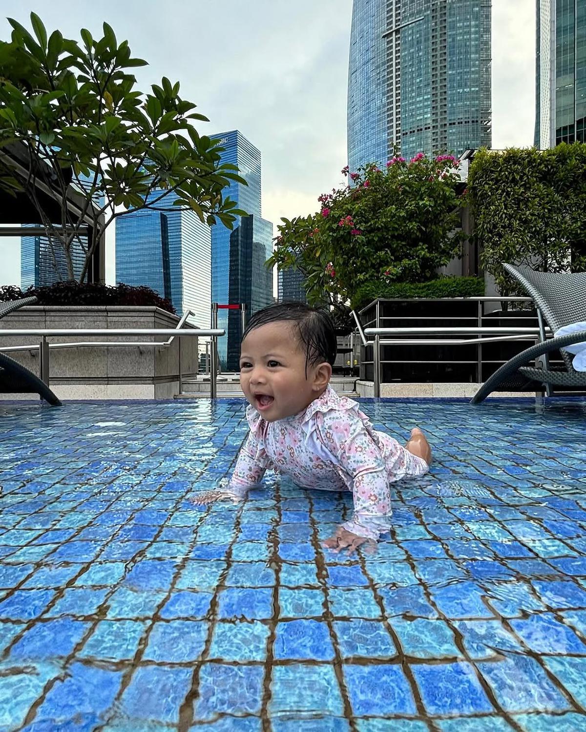 Potret Rayyanza Berenang Bareng Lily, Ekspresinya Lucu dan Bikin Gemas