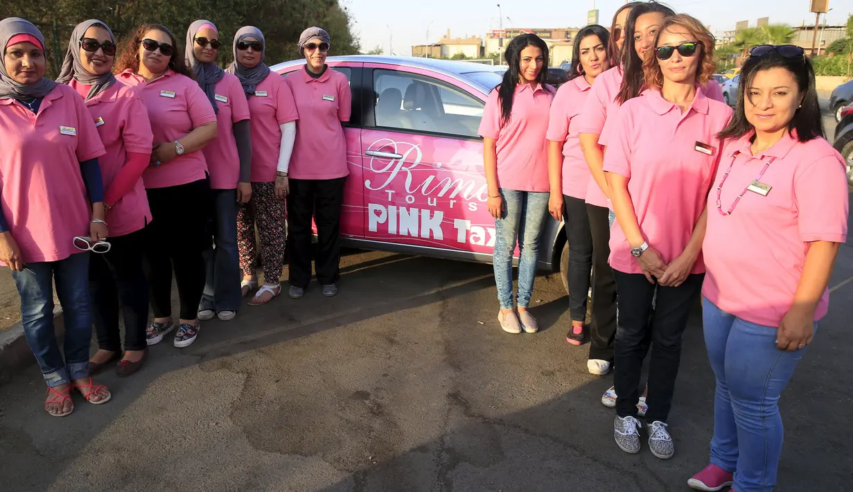 Para sopir perempuan Pink Taxi berpose di depan salah sebuah taksi perusahaan tersebut di Kairo, Mesir, Selasa (8/9). Untuk semakin menambah kesan perempuan, para pengemudi taksi semuanya menggunakan aksesoris serba merah muda.(REUTERS/Amr Abdallah Dalsh)