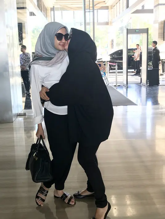 Laudya Chintya Bella berpelukan dengan keluarga sebelum pergi meninggalkan Indonesia. Laudya Cynthia Bella telah memantapkan hatinya untuk meninggalkan Indonesia dan ikut bersama suami dan putrinya untuk tinggal di Malaysia. (instagram/laudyacynthiabella)