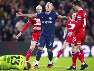 Pemain Chelsea, Enzo Fernandez, tampak kecewa setelah gagal mencetak gol ke gawang Middlesbrough dalam laga leg pertama semifinal Carabao Cup 2023/2024 yang digelar di Riverside Stadium, Rabu (10/1/2024). The Blues takluk 0-1 dari tuan rumah. (PA via AP/Owen Humphreys)