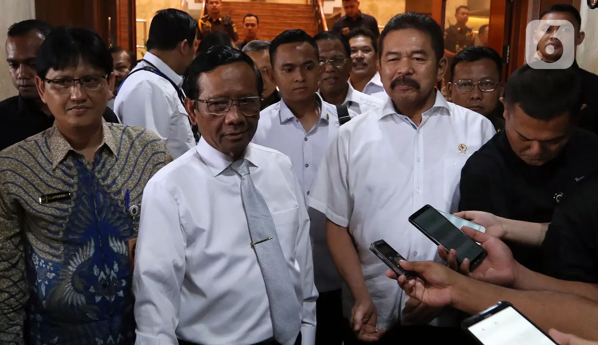 Menko Polhukam Mahfud Md dan Jaksa Agung ST Burhanuddin memberikan keterangan kepada awak media usai melakukan pertemuan tertutup di Kejaksaan Agung Jakarta, Rabu (20/11/2019). (Liputan6.com/Johan Tallo)