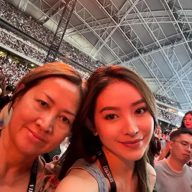 Potret 6 Artis Nonton Konser Bareng Ibunda, Kebersamannya Bak Kakak Adik